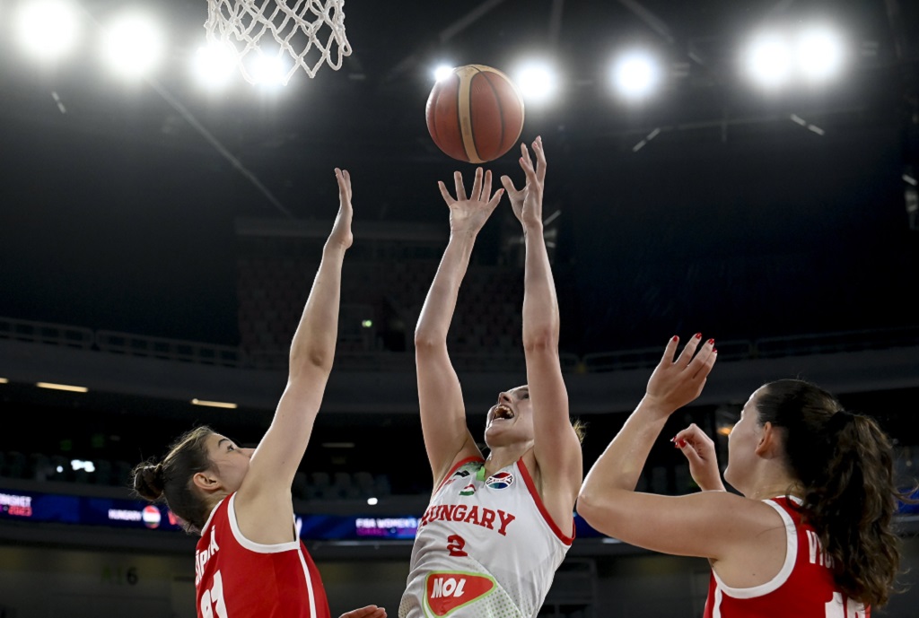 Fantasztikus bravúr! Eb-elődöntőben női kosarasaink